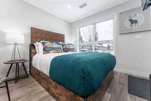 1 habitación, tabla de planchar con plancha y cuna de viaje 