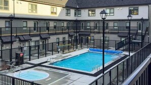 A heated pool - Sky Nook - Micro Studio - Pool, Hot Tub & Parking (Canmore)