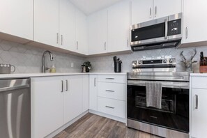 Køleskab, mikrobølgeovn, ovn, kogeplade