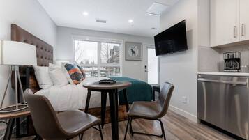 1 camera, una scrivania, ferro/asse da stiro, culla da viaggio