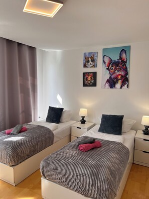 3 habitaciones, tabla de planchar con plancha, cuna de viaje y wifi