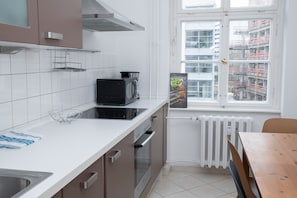 Køleskab, mikrobølgeovn, ovn, kogeplade