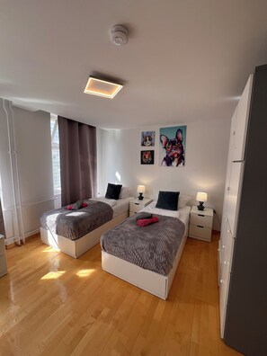 3 habitaciones, tabla de planchar con plancha, cuna de viaje y wifi