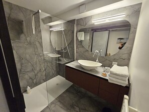 Dusche, Haartrockner, Handtücher, Seife