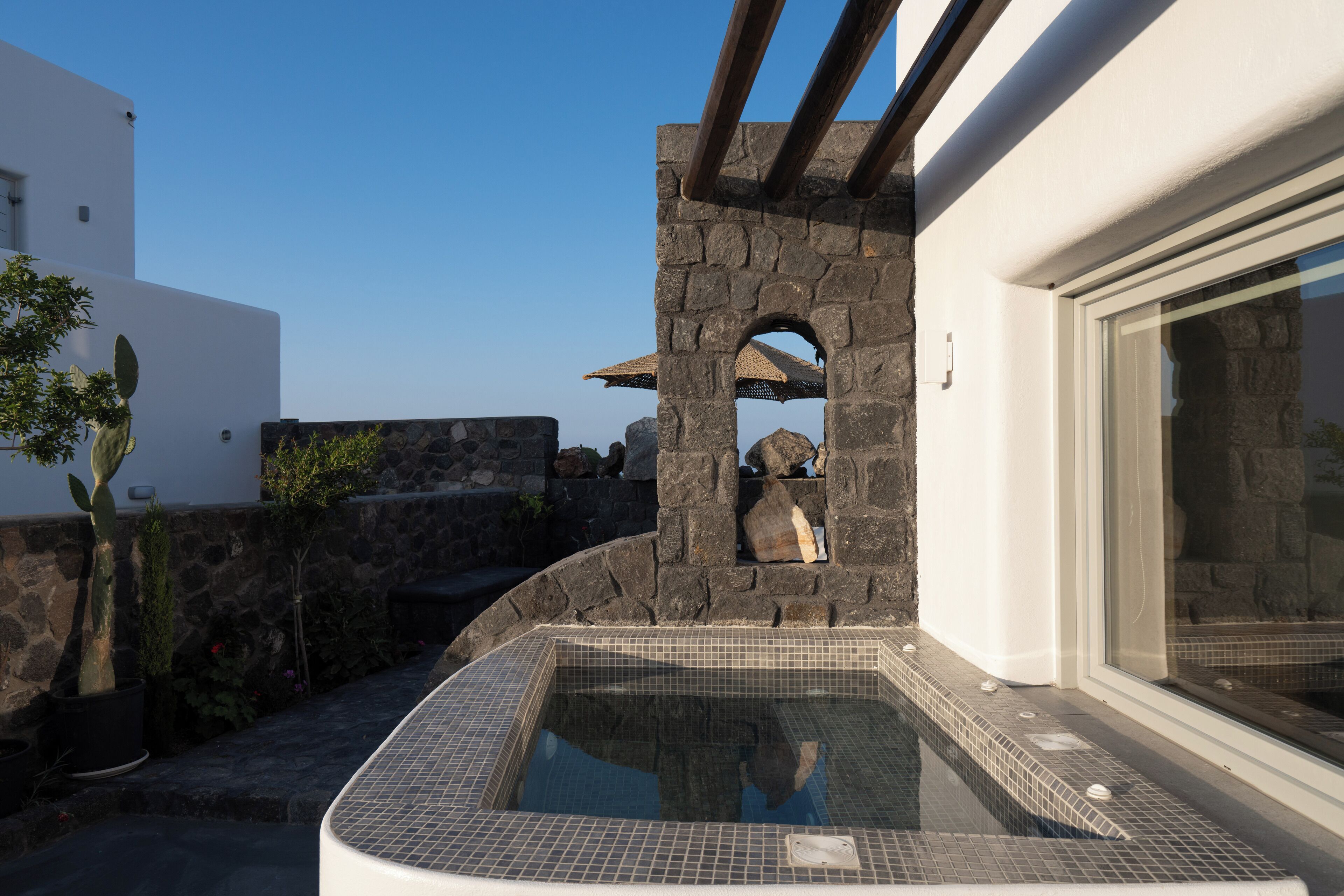 Courtyard Suite with Hot Tub | Terrace/patio