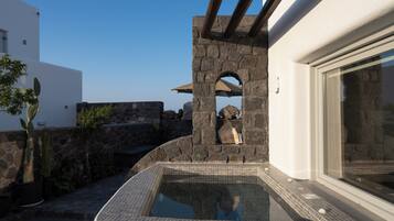 Courtyard Suite with Hot Tub | Terrace/patio
