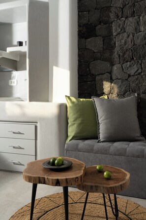 Courtyard Suite with Hot Tub | Living area