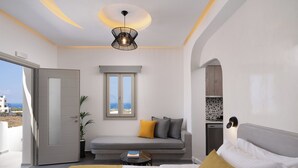 Essential Suite with Balcony& Hot Tub | 客房內保險箱、遮光布/窗簾、隔音、熨斗/熨衣板