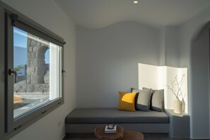 Essential Suite with Balcony& Hot Tub | Living area