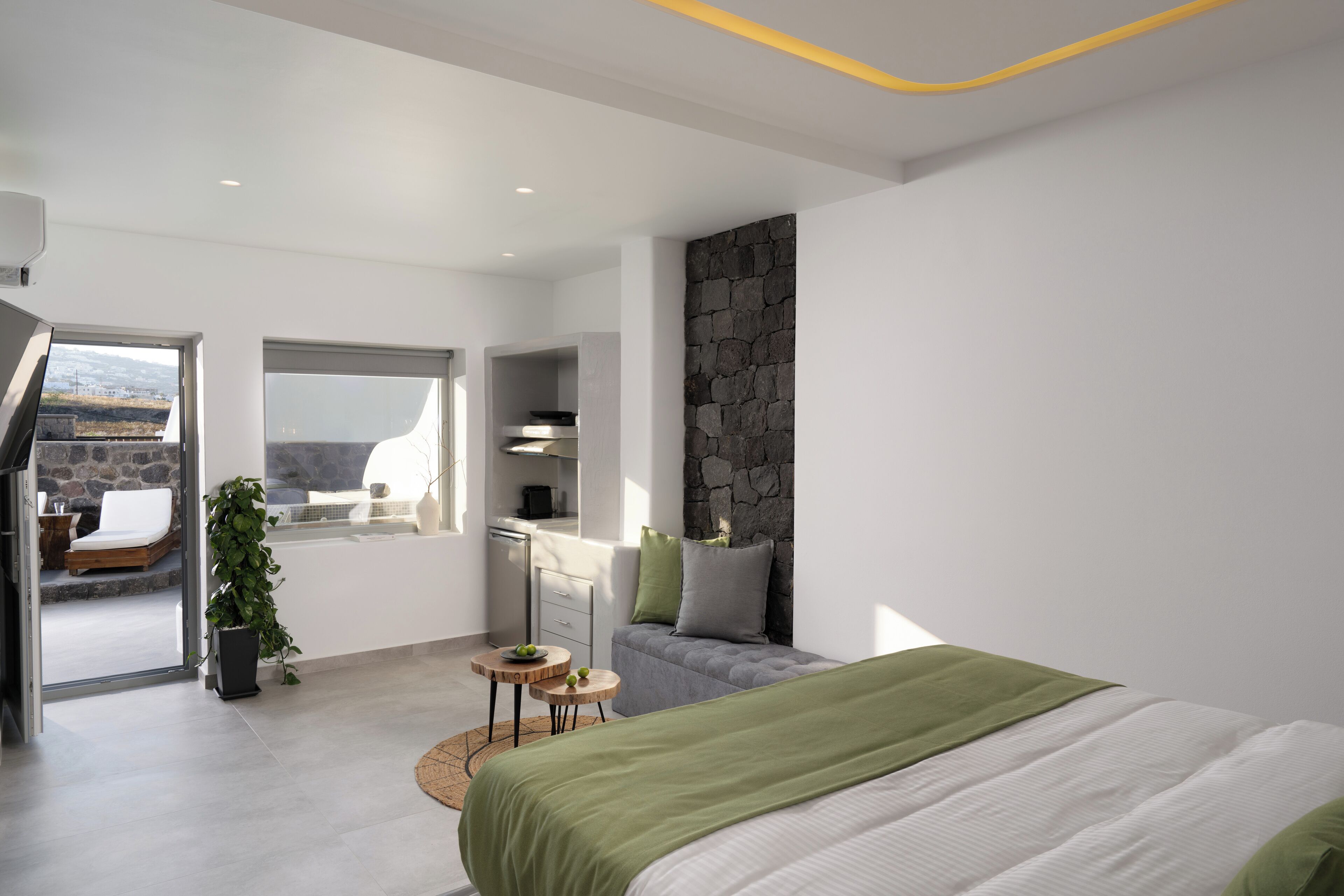 Courtyard Suite with Hot Tub | セーフティボックス (室内)、遮光カーテン、防音設備、アイロン / アイロン台