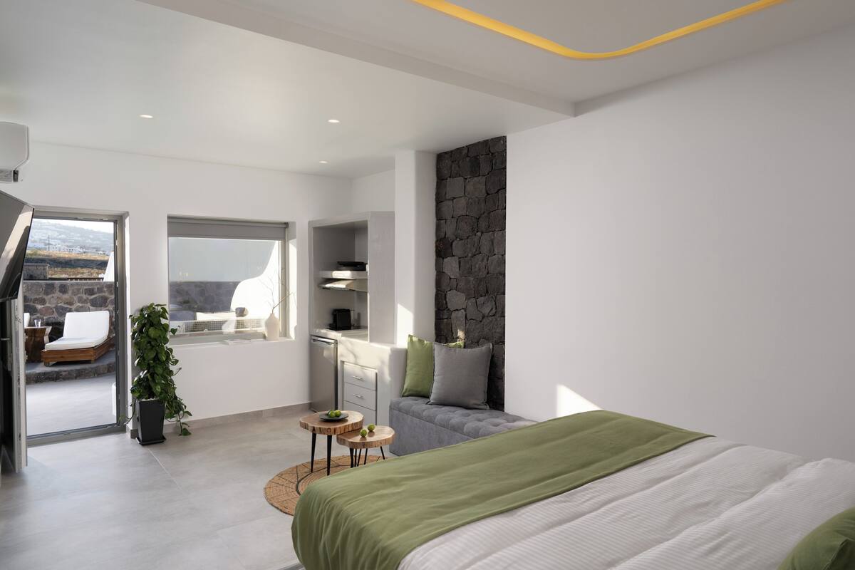 Courtyard Suite with Hot Tub | In-room safe, blackout drapes, soundproofing, iron/ironing board