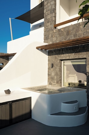 Courtyard Suite with Hot Tub | 테라스/파티오