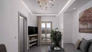 Signature Suite with Balcony & Hot Tub | 起居區