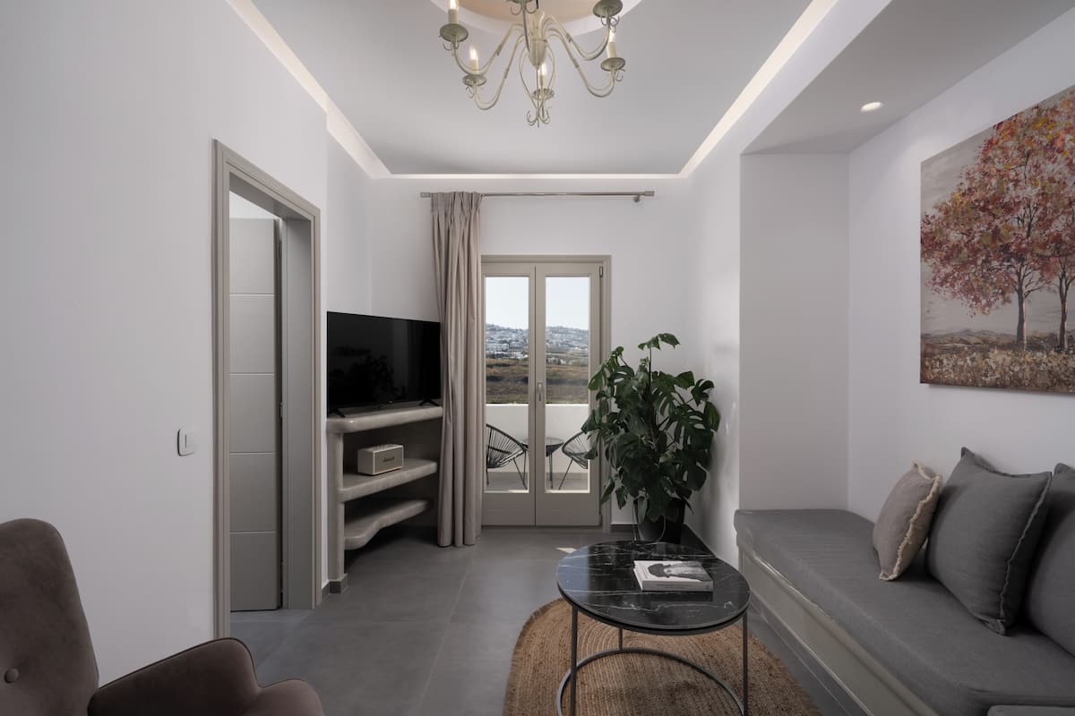 Signature Suite with Balcony & Hot Tub | Living area