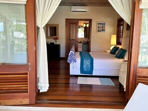 1 bedroom, iron/ironing board, travel cot, free WiFi - Spacious one bed apartment with stunning views of Nonsuch Bay  (FreeTown)