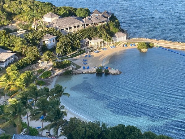 Sun-loungers - Spacious one bed apartment with stunning views of Nonsuch Bay  (FreeTown)