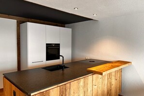 Horno, placa de cocina, lavavajillas y cafetera o tetera