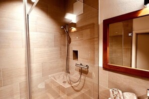 Dusche, Haartrockner, Handtücher, Seife