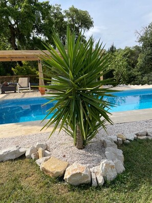 Una piscina al aire libre