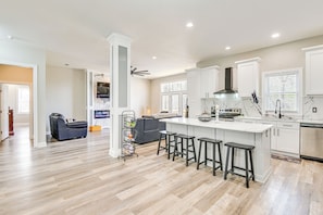 House (5 Bedrooms) | Interior