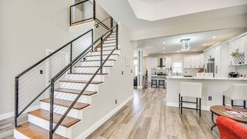 House (5 Bedrooms) | Interior