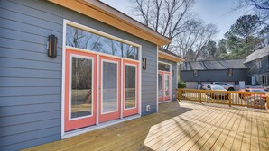 Un immeuble résidentiel doté d’une terrasse, de grandes fenêtres et d’un garage.