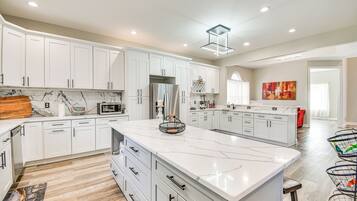 House (5 Bedrooms) | Interior