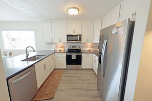 Kjøleskap, mikrobølgeovn, ovn og kokeplater