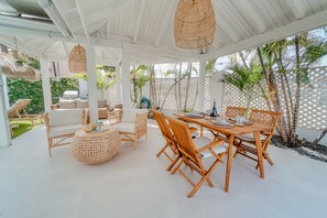 Outdoor dining - Bohemian Villa - 5 Minutes Walking From the Beach - Pool (Aruba)