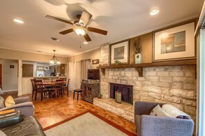 Condo, 3 quartos | Área de estar