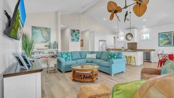 House, 5 Bedrooms | Living area