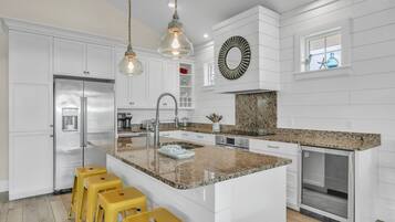 House, 5 Bedrooms | Private kitchen | Fridge, coffee/tea maker, toaster