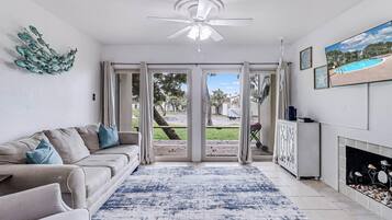 Condo, 2 phòng ngủ | Khu phòng khách | Smart TV, dịch vụ stream