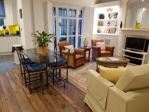 TV, books - Spacious Two Bedroom Maisonette close to Westfield Shopping (London)