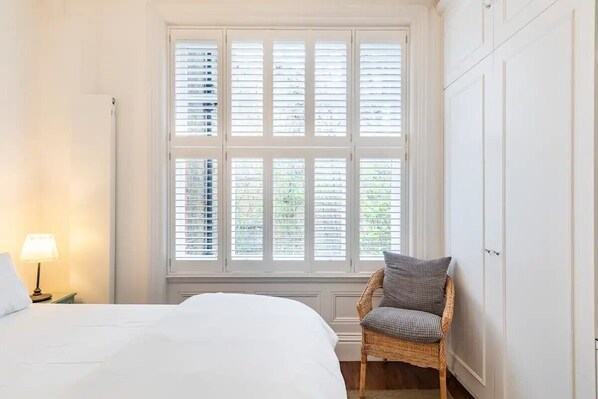 2 bedrooms, iron/ironing board, WiFi, bed sheets - Spacious Two Bedroom Maisonette close to Westfield Shopping (London)