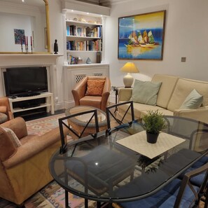TV, books - Elegant 2 Bedroom Garden Maisonette near Olympia (London)