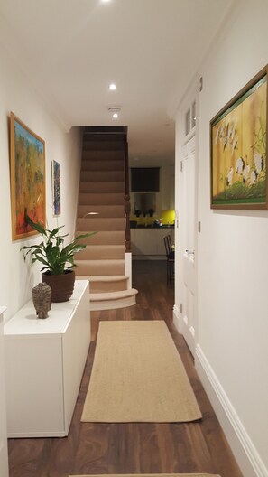 Interior - Elegant 2 Bedroom Garden Maisonette near Olympia (London)