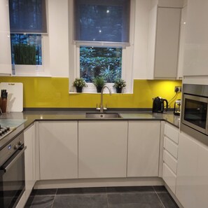 Fridge, microwave, oven, stovetop - Elegant 2 Bedroom Garden Maisonette near Olympia (London)