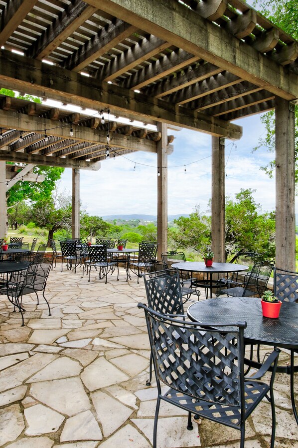 Outdoor dining - Farm House at Riven Rock Ranch in Comfort TX (Comfort)