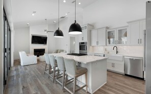 冰箱、微波炉、烤箱、炉灶