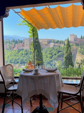 Free daily cooked-to-order breakfast