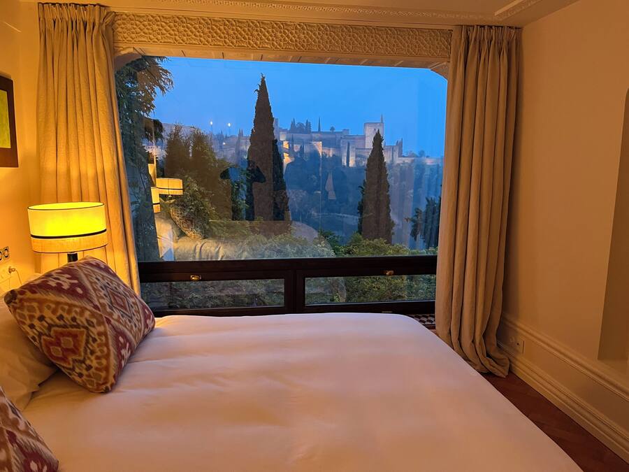 Minibar (con algunos artículos gratuitos) y caja fuerte