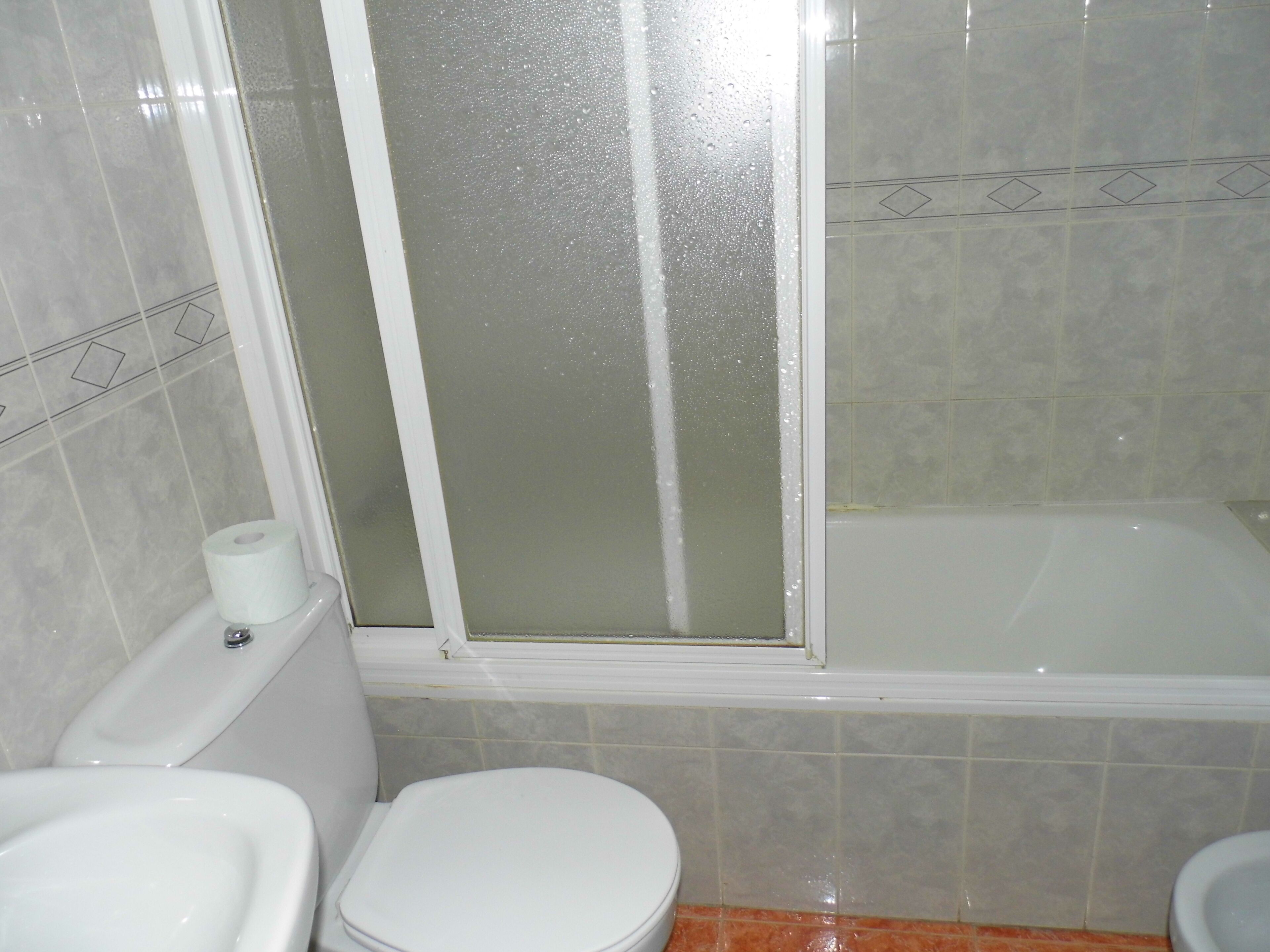 Habitación estándar doble, vistas a la montaña | Baño | Artículos de higiene personal gratuitos