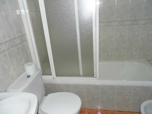 Habitación doble estándar, vista a la montaña | Baño | Amenidades de baño gratuitas 