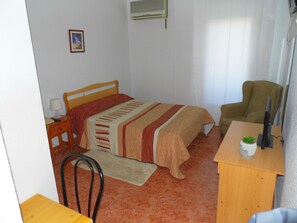 Standard-Doppelzimmer, Bergblick | Schreibtisch, laptopgeeigneter Arbeitsplatz, kostenloses WLAN