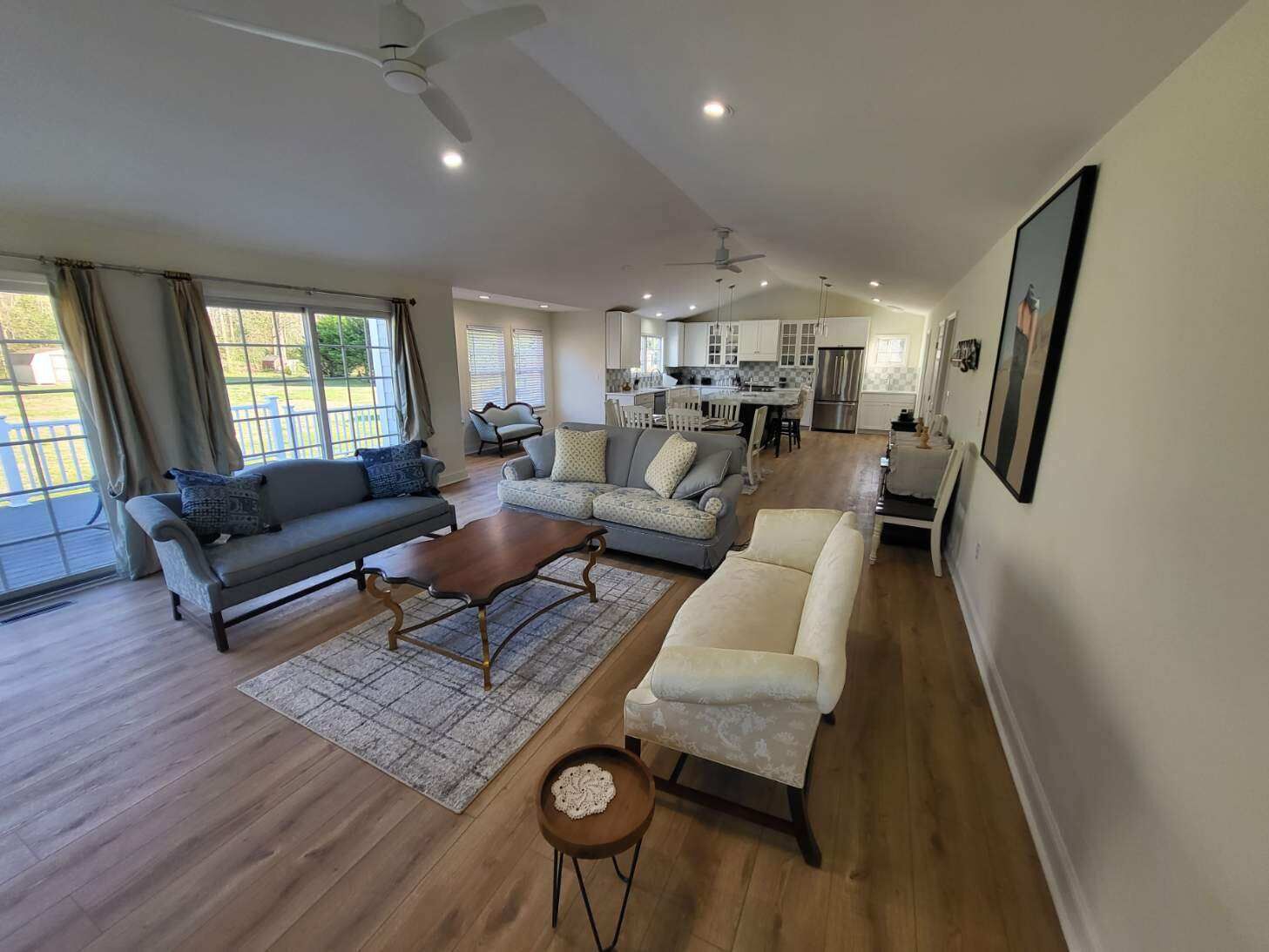 Beautiful modern home away from home - 15 minutes from beaches and shopping
