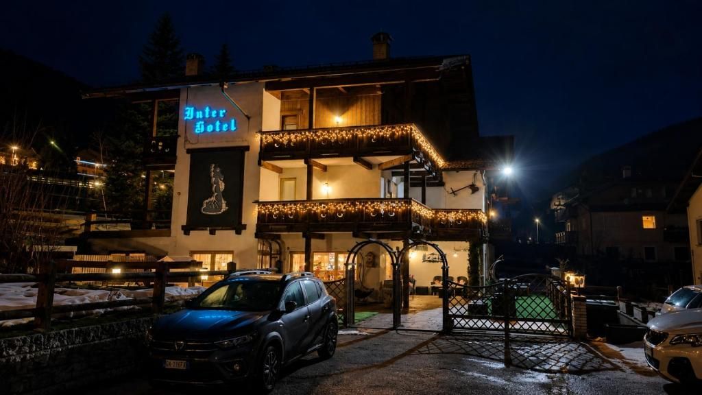 Ein Hotel mit einem Schild, einem Balkon mit Beleuchtung und einem verschlossenen Eingang.