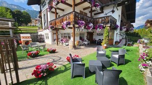Un hotel con un patio amueblado con asientos exteriores y arreglos florales.