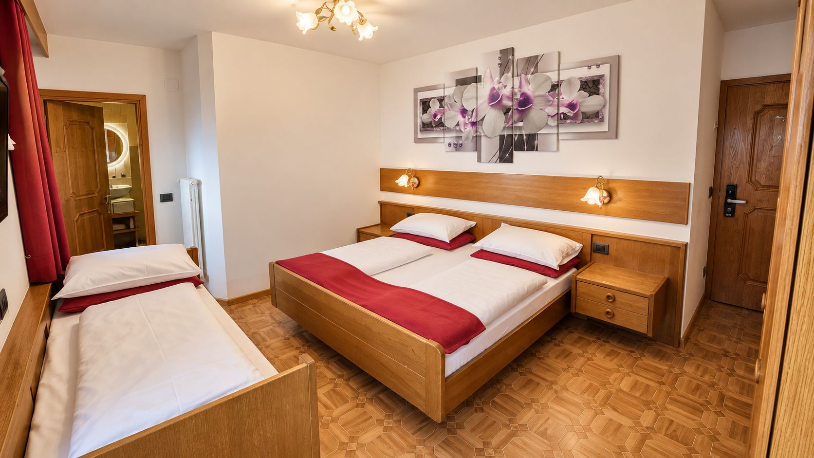 Une chambre d’hôtel avec un lit en bois, une table de chevet, une petite table et une œuvre d’art accrochée au mur.