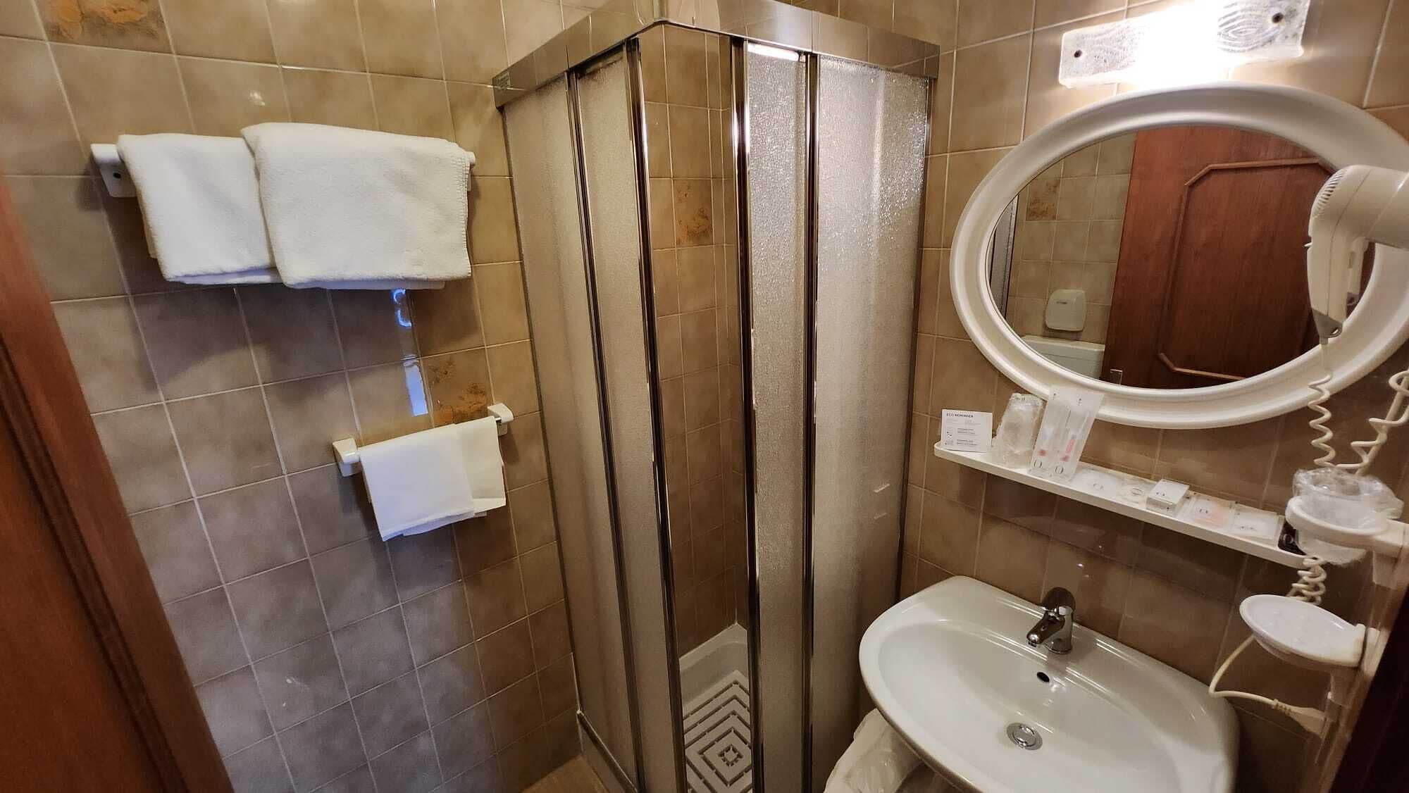 Quadruple Room | Bathroom | Free toiletries, hair dryer, slippers, bidet